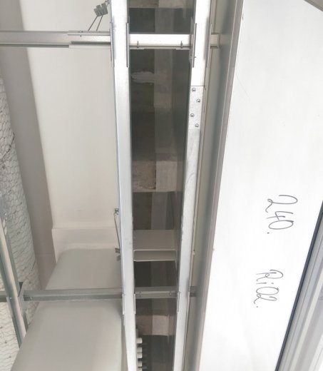 Metallparti tätat mot betongbjälklag